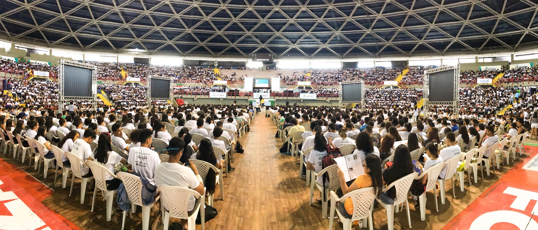 interior do ginásio paulo sarasate com os alunos da academia enem